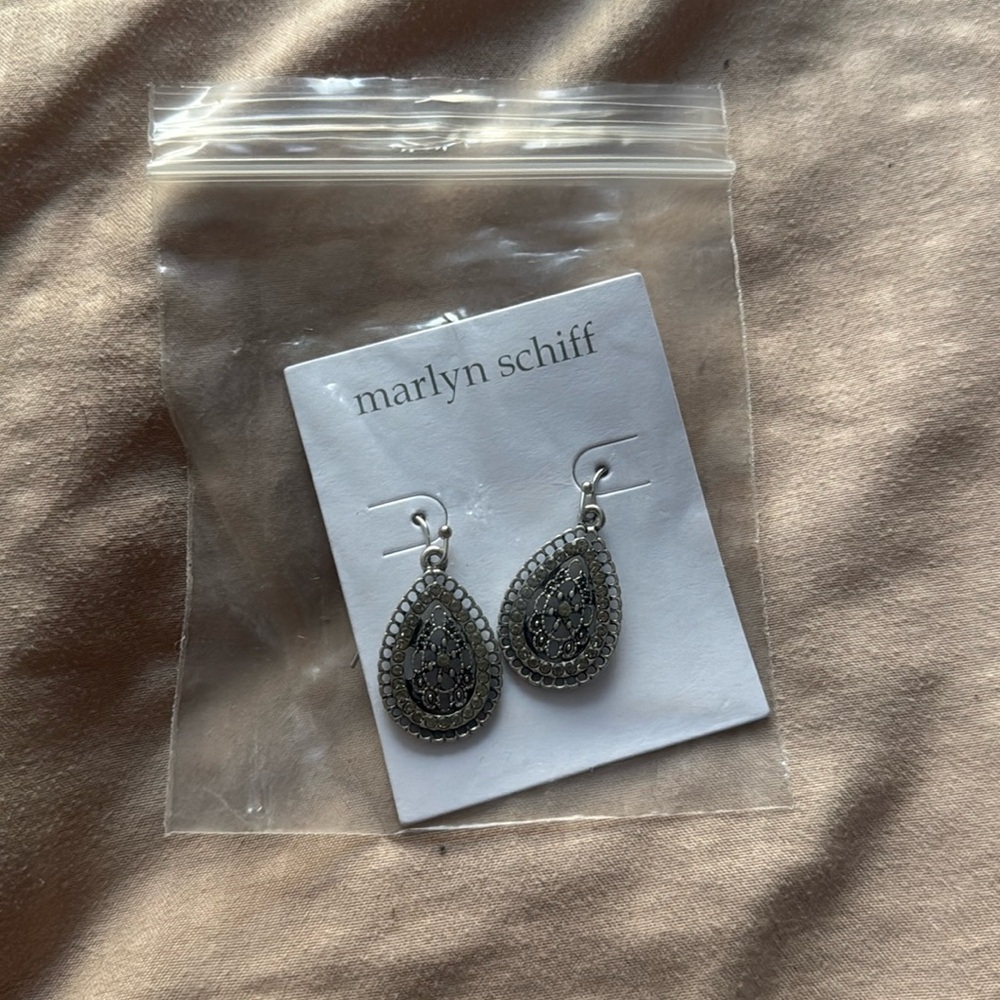 Marlyn Schiff Vintage Oval Earring  NWT